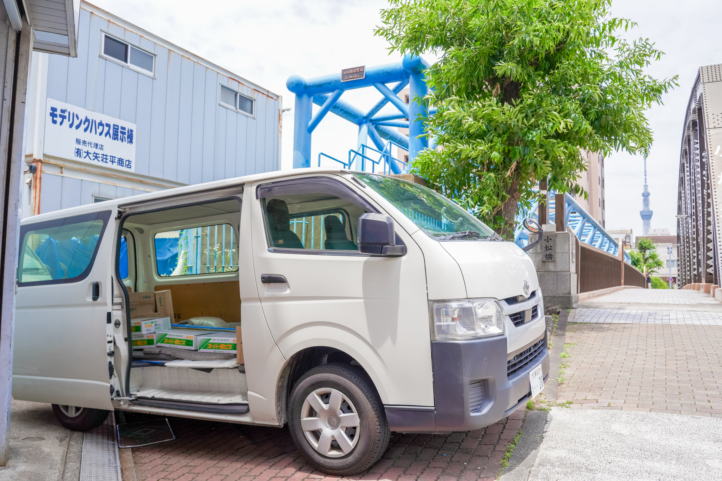 資材を現場へ届ける大矢荘平商店の配送車